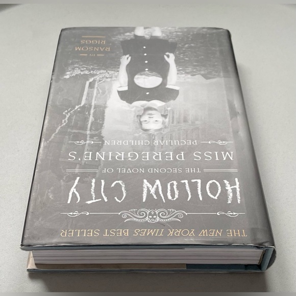Hollow City: Miss Peregrine's Peculiar Children by Ransom Riggs - Picture 5 of 6
